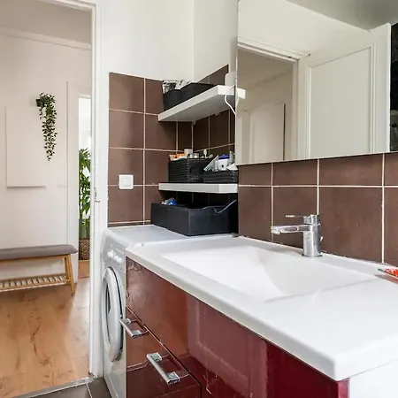 And Cozy Parisian باريس